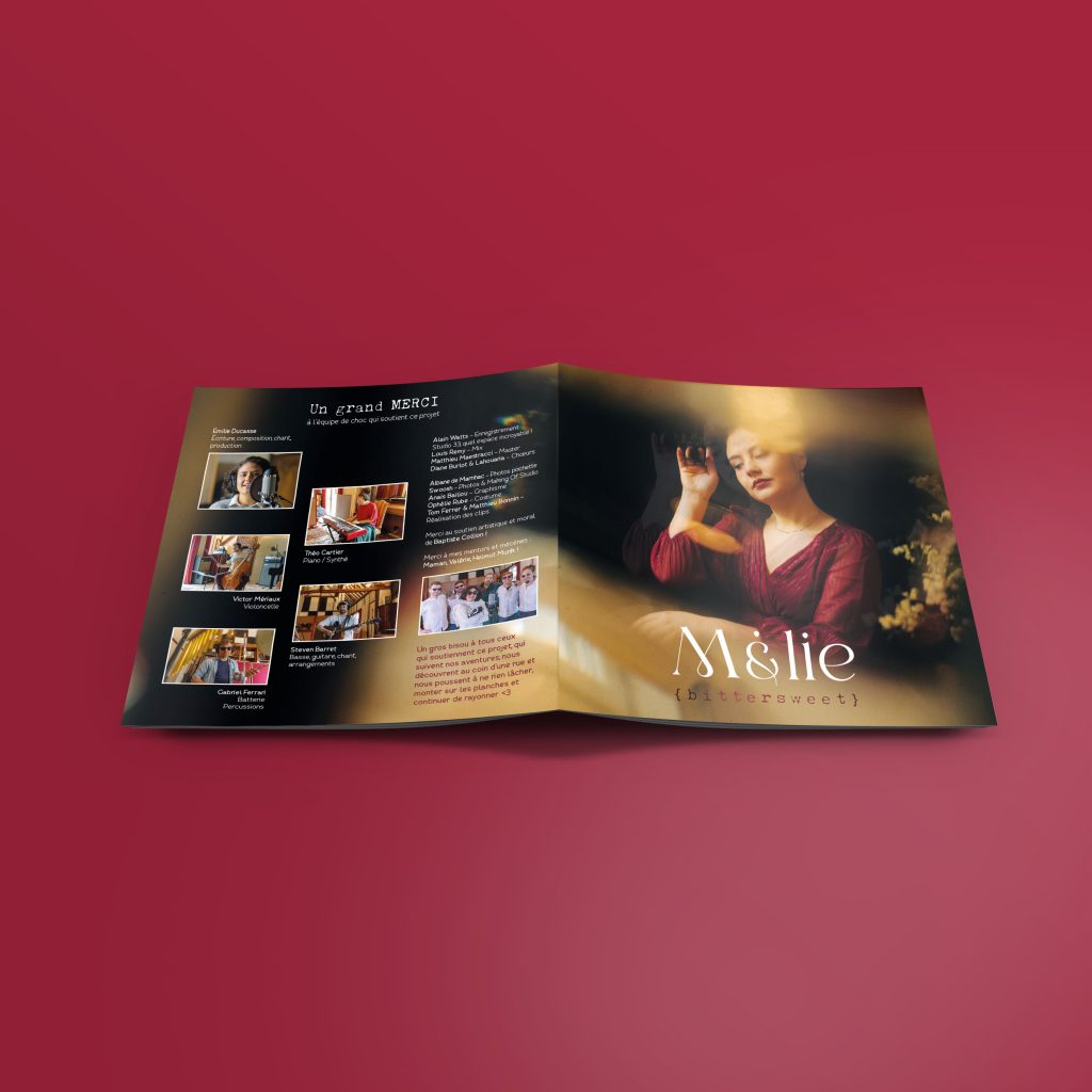 vecteezy_black-square-brochure-mockup-on-white-background_78187505 copie